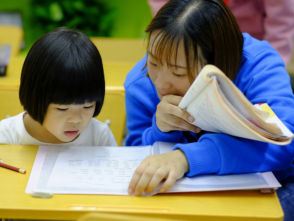 jerry-wang-KV9F7Ypl2N0-unsplash Mon helping daughter